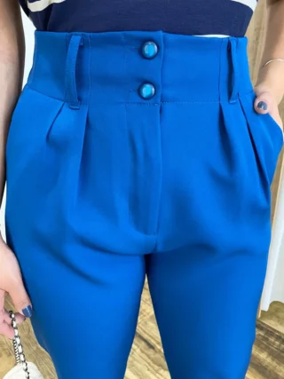 Calça Cenoura Alfaiataria Feminina com 2 Botões Azul - Fernanda Ramos Store