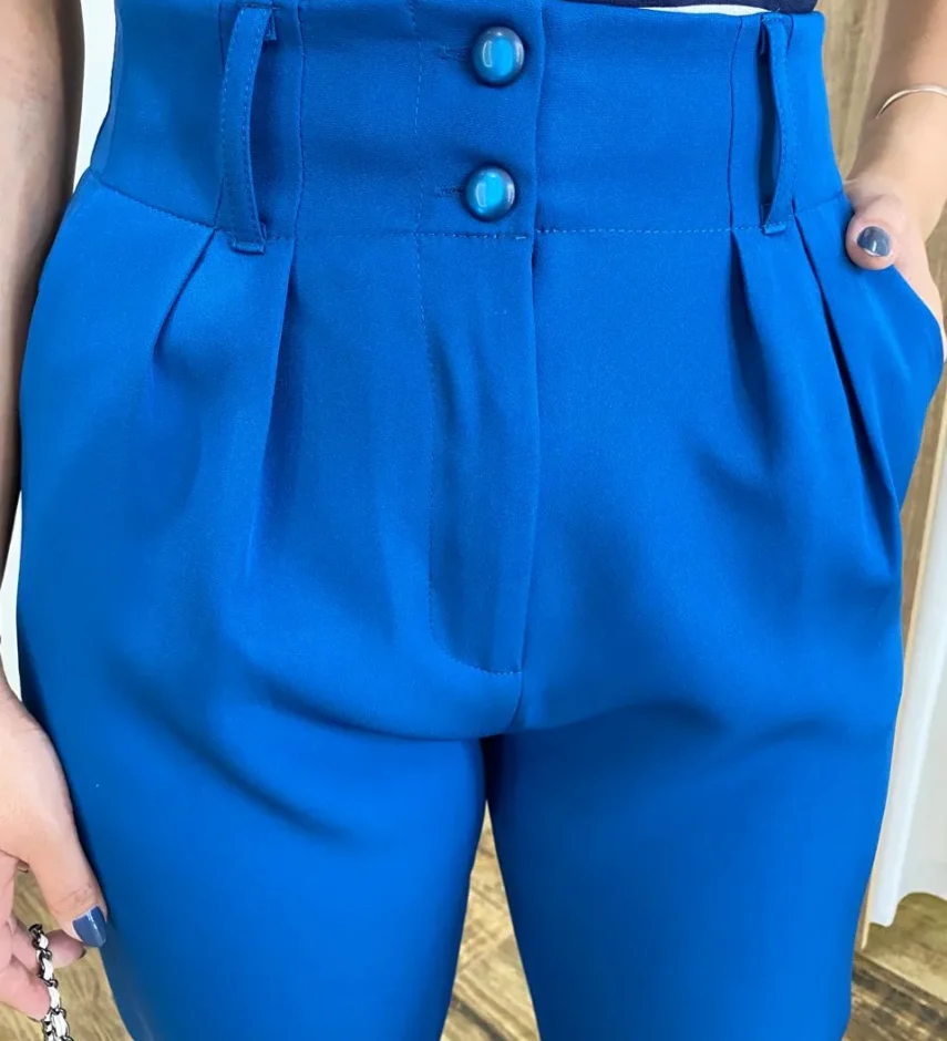 Calça Cenoura Alfaiataria Feminina com 2 Botões Azul - Fernanda Ramos Store