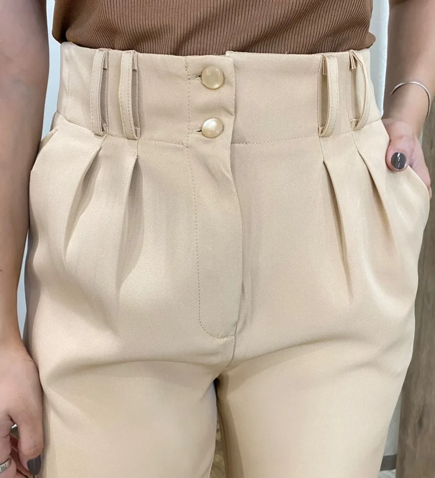 Calça Cenoura Alfaiataria Feminina com 2 Botões Bege - Fernanda Ramos Store