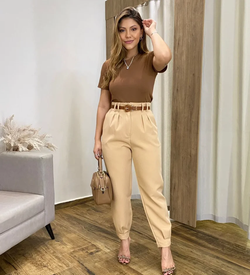 Calça Cenoura Alfaiataria Feminina com 2 Botões Bege - Fernanda Ramos Store