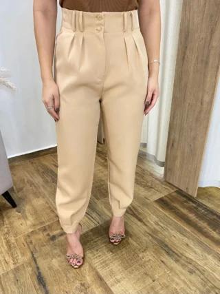 Calça Cenoura Alfaiataria Feminina com 2 Botões Bege - Fernanda Ramos Store