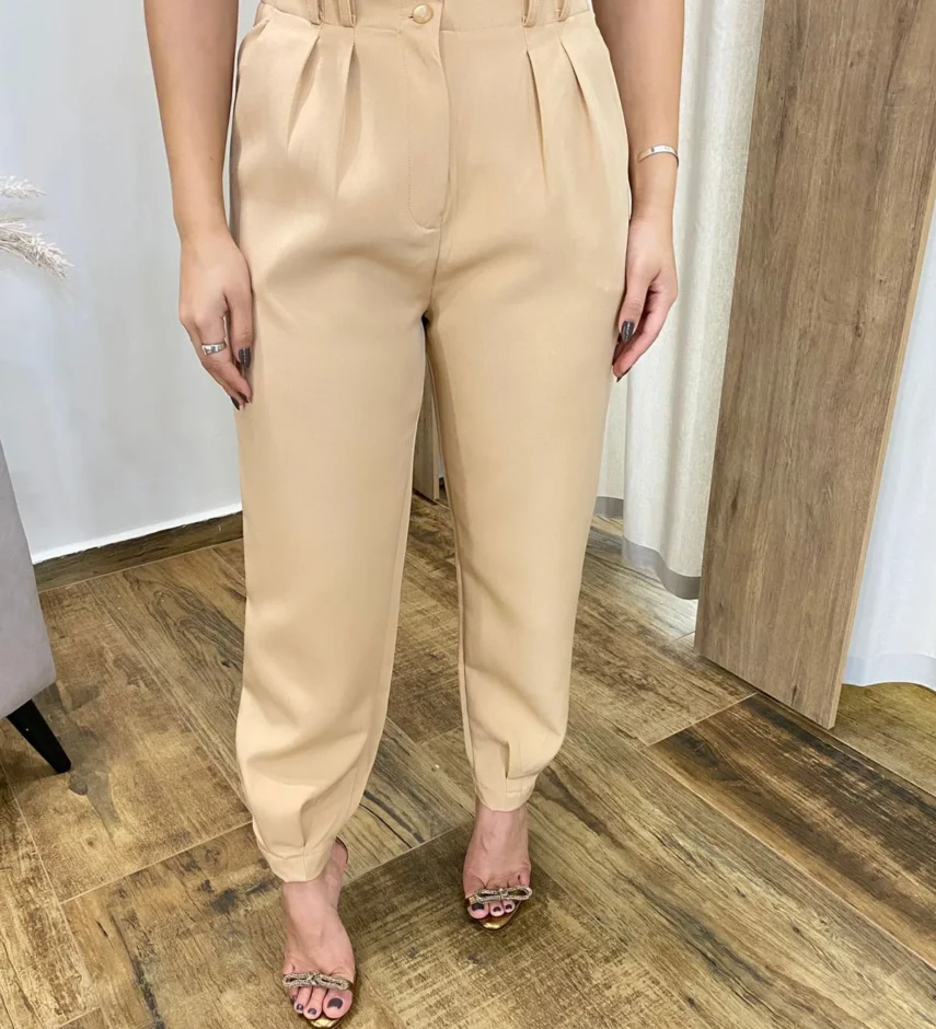 Calça Cenoura Alfaiataria Feminina com 2 Botões Bege - Fernanda Ramos Store