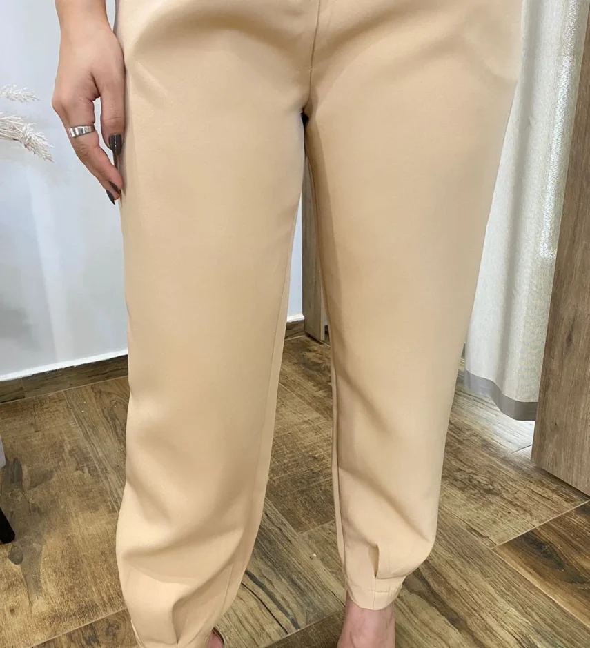 Calça Cenoura Alfaiataria Feminina com 2 Botões Bege - Fernanda Ramos Store