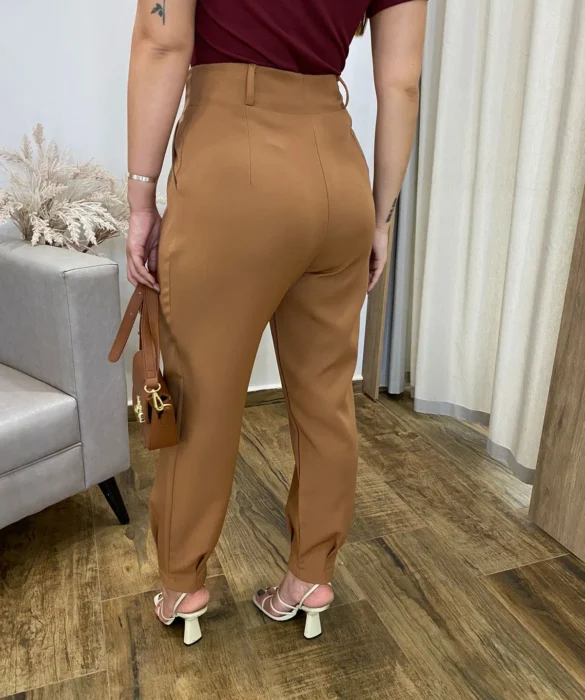 Calça Cenoura Alfaiataria Feminina com 2 Botões Caramelo - Fernanda Ramos Store