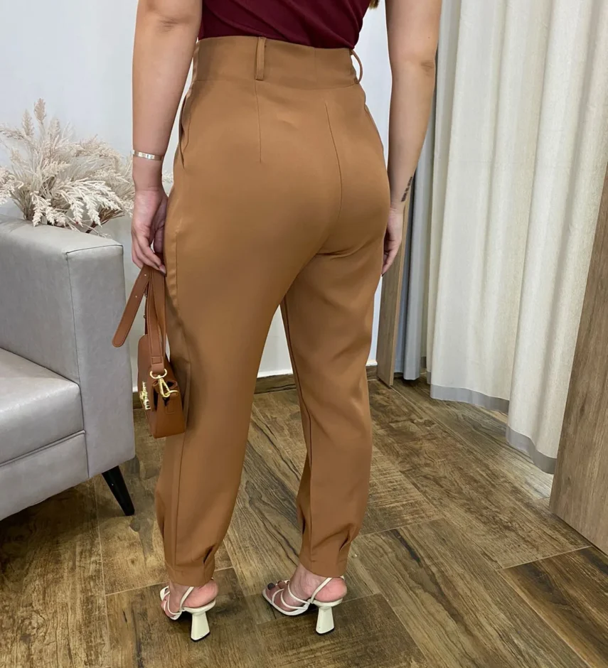 Calça Cenoura Alfaiataria Feminina com 2 Botões Caramelo - Fernanda Ramos Store