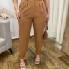 Calça Cenoura Alfaiataria Feminina com 2 Botões Caramelo - Fernanda Ramos Store