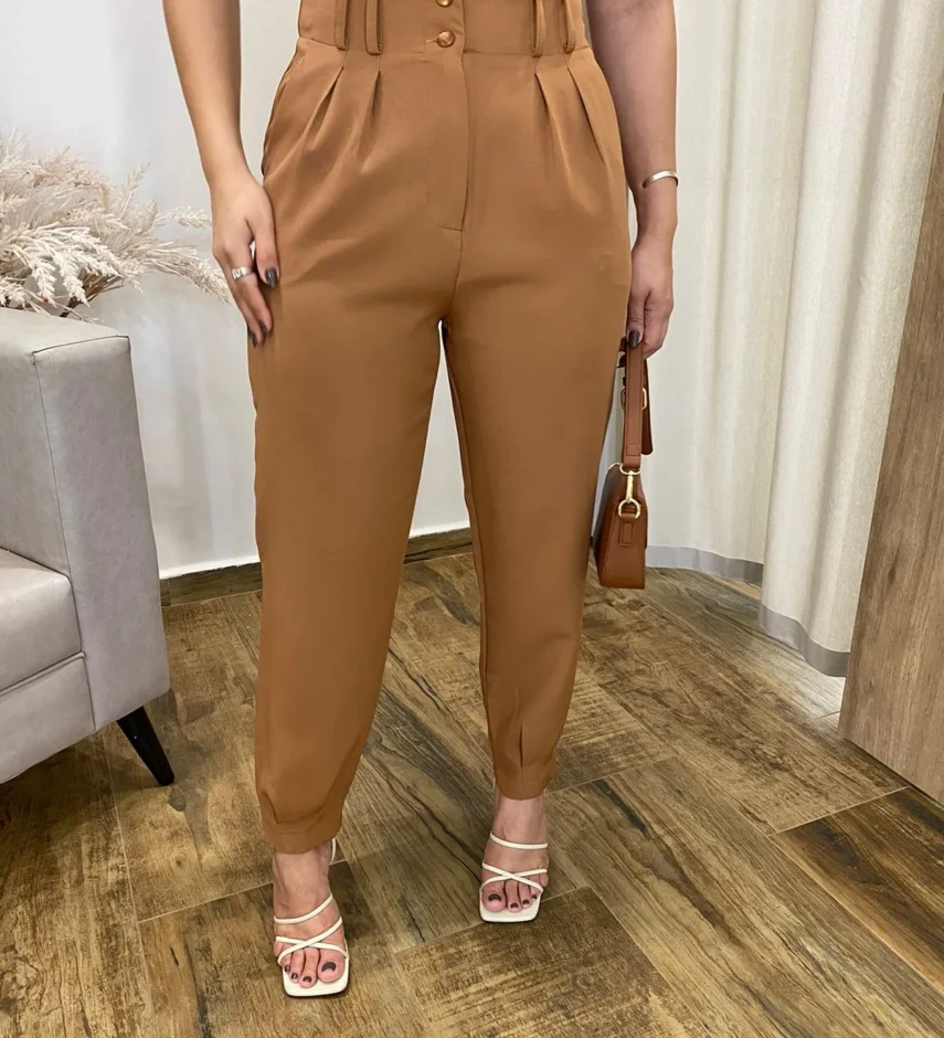 Calça Cenoura Alfaiataria Feminina com 2 Botões Caramelo - Fernanda Ramos Store
