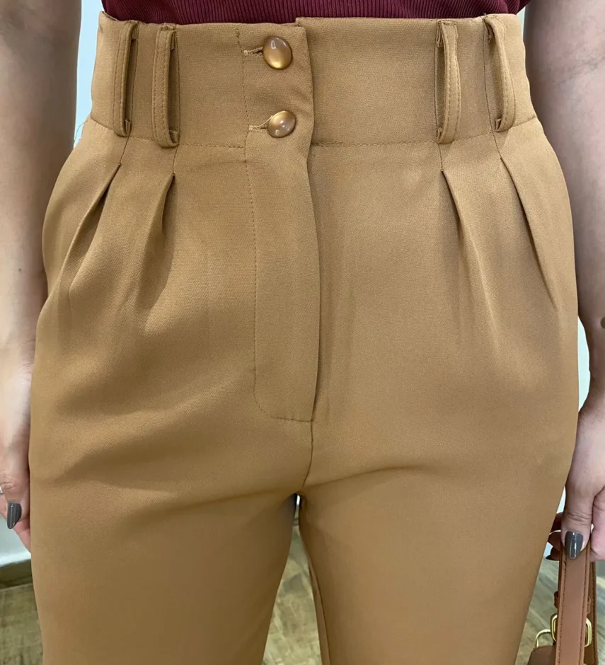 Calça Cenoura Alfaiataria Feminina com 2 Botões Caramelo - Fernanda Ramos Store