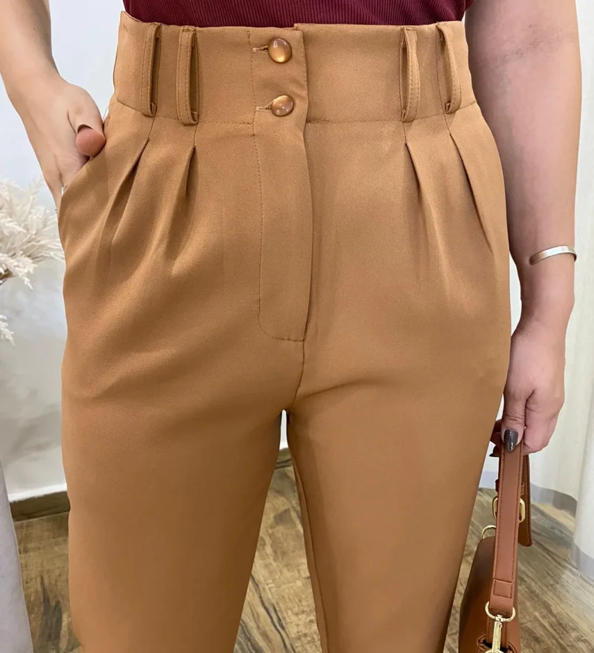 Calça Cenoura Alfaiataria Feminina com 2 Botões Caramelo - Fernanda Ramos Store