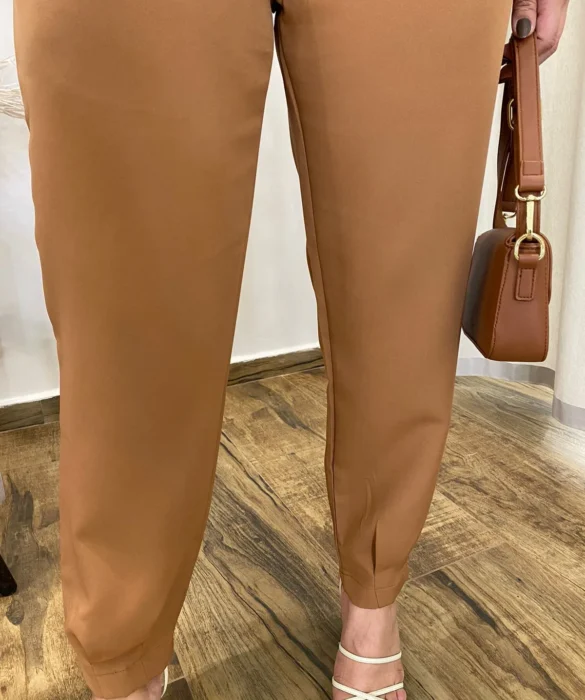 Calça Cenoura Alfaiataria Feminina com 2 Botões Caramelo - Fernanda Ramos Store