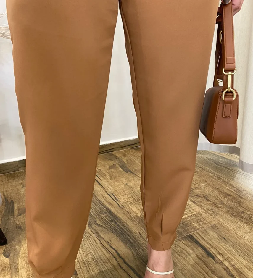 Calça Cenoura Alfaiataria Feminina com 2 Botões Caramelo - Fernanda Ramos Store