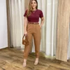 Calça Cenoura Alfaiataria Feminina com 2 Botões Caramelo - Fernanda Ramos Store