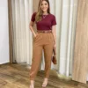 Calça Cenoura Alfaiataria Feminina com 2 Botões Caramelo - Fernanda Ramos Store