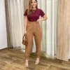 Calça Cenoura Alfaiataria Feminina com 2 Botões Caramelo - Fernanda Ramos Store