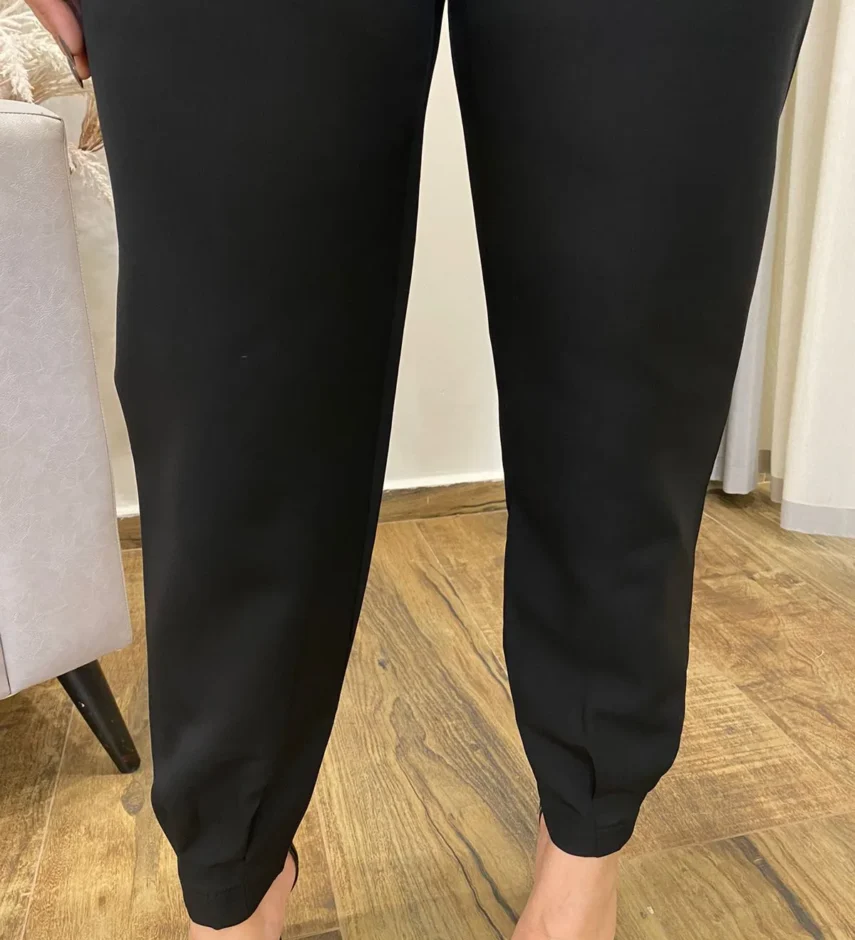 Calça Cenoura Alfaiataria Feminina com 2 Botões Preta - Fernanda Ramos Store