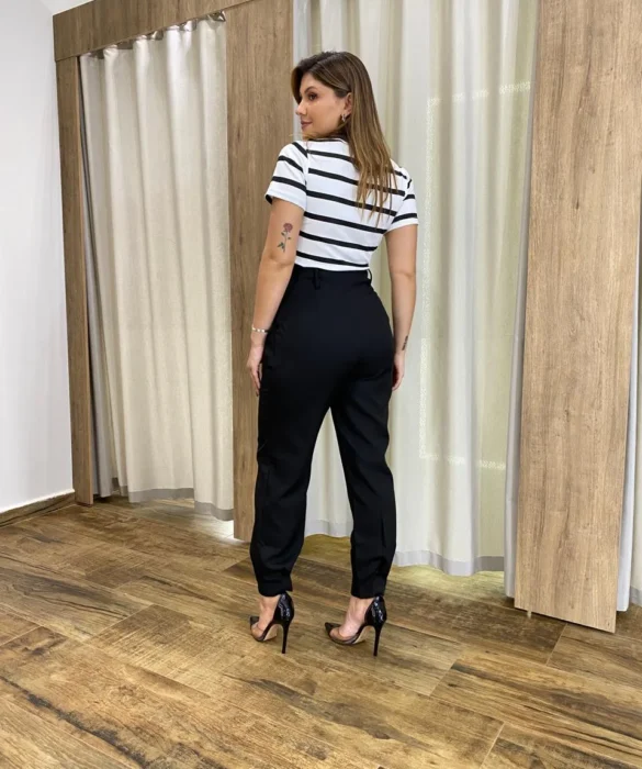 Calça Cenoura Alfaiataria Feminina com 2 Botões Preta - Fernanda Ramos Store