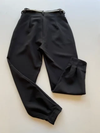 Calça Cenoura Feminina com Cinto Preta - Fernanda Ramos Store