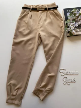 Calça Cenoura Feminina com Cinto Bege - Fernanda Ramos Store