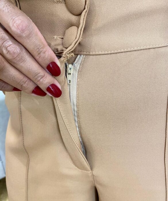 Calça Feminina Alfaiataria Pantalona com 2 Botões Bege - Fernanda Ramos Store