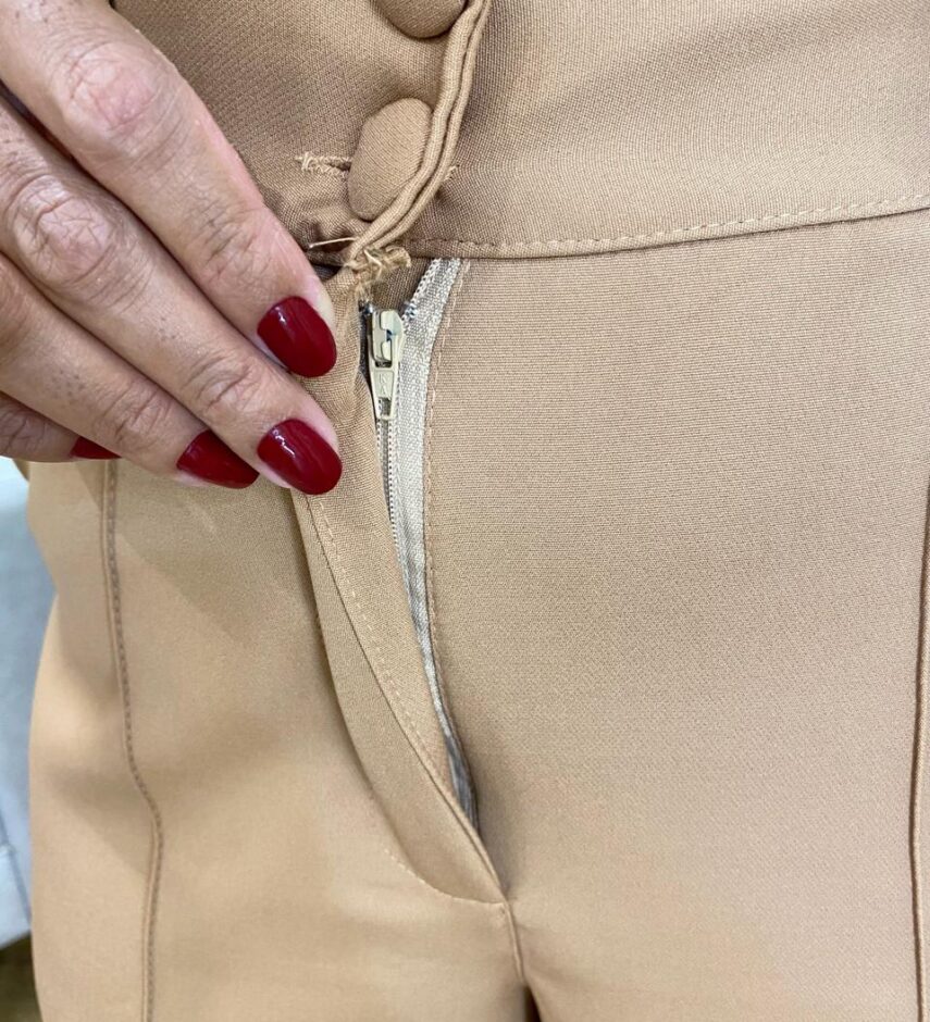 Calça Feminina Alfaiataria Pantalona com 2 Botões Bege - Fernanda Ramos Store