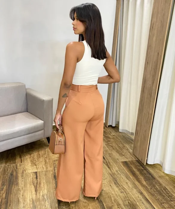 Calça Feminina Alfaiataria Pantalona com 2 Botões Caramelo - Fernanda Ramos Store