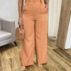 Calça Feminina Alfaiataria Pantalona com 2 Botões Caramelo - Fernanda Ramos Store