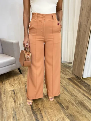 Calça Feminina Alfaiataria Pantalona com 2 Botões Caramelo - Fernanda Ramos Store