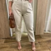 Calça Feminina Mom Sarja com Cinto Creme - Fernanda Ramos Store