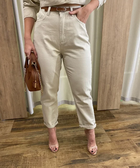 Calça Feminina Mom Sarja com Cinto Creme - Fernanda Ramos Store