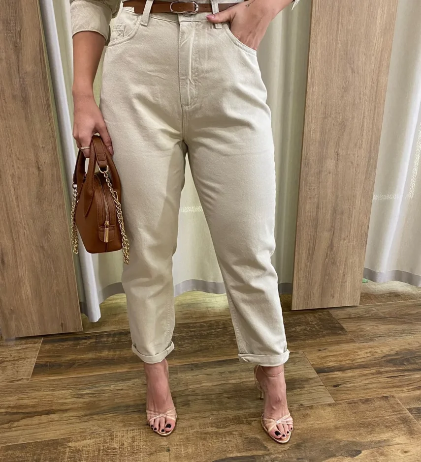Calça Feminina Mom Sarja com Cinto Creme - Fernanda Ramos Store
