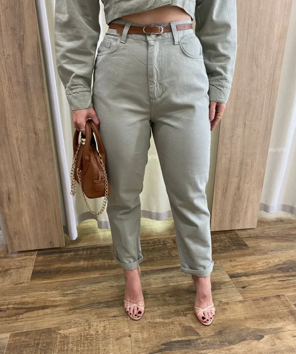 Calça Feminina Mom Sarja com Cinto Verde Menta - Fernanda Ramos Store