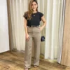 Calça Feminina Social Alfaiataria Reta com Botão Encapado Caqui - Fernanda Ramos Store