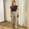 Calça Feminina Social Alfaiataria Reta com Botão Encapado Caqui - Fernanda Ramos Store