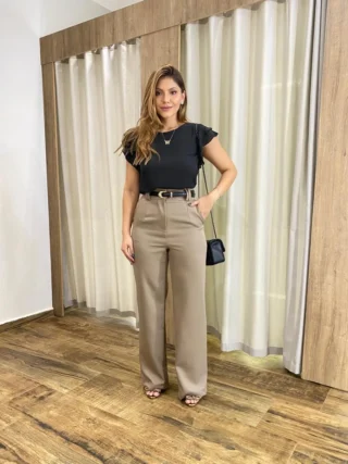 Calça Feminina Social Alfaiataria Reta com Botão Encapado Caqui - Fernanda Ramos Store