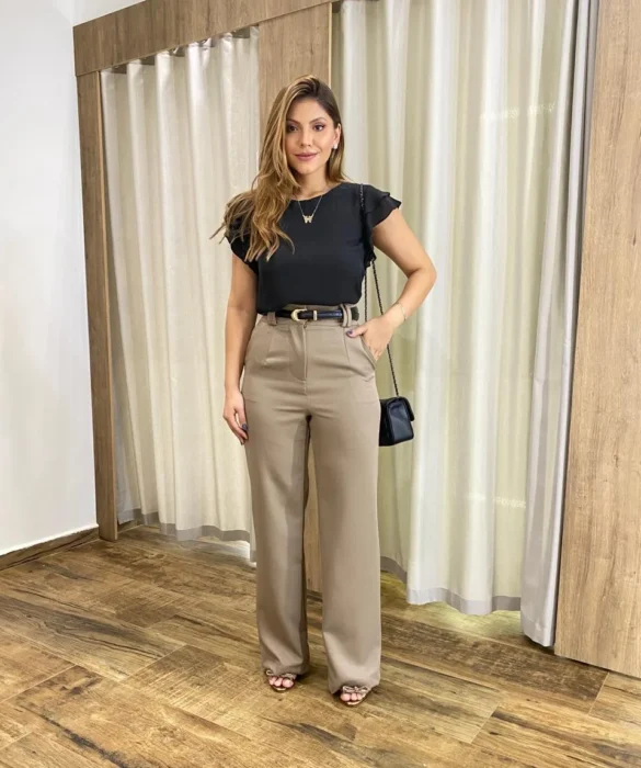 Calça Feminina Social Alfaiataria Reta com Botão Encapado Caqui - Fernanda Ramos Store