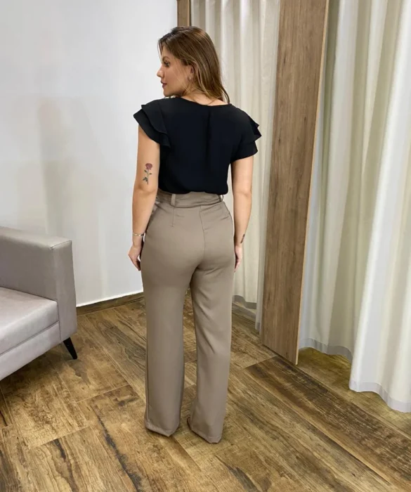 Calça Feminina Social Alfaiataria Reta com Botão Encapado Caqui - Fernanda Ramos Store