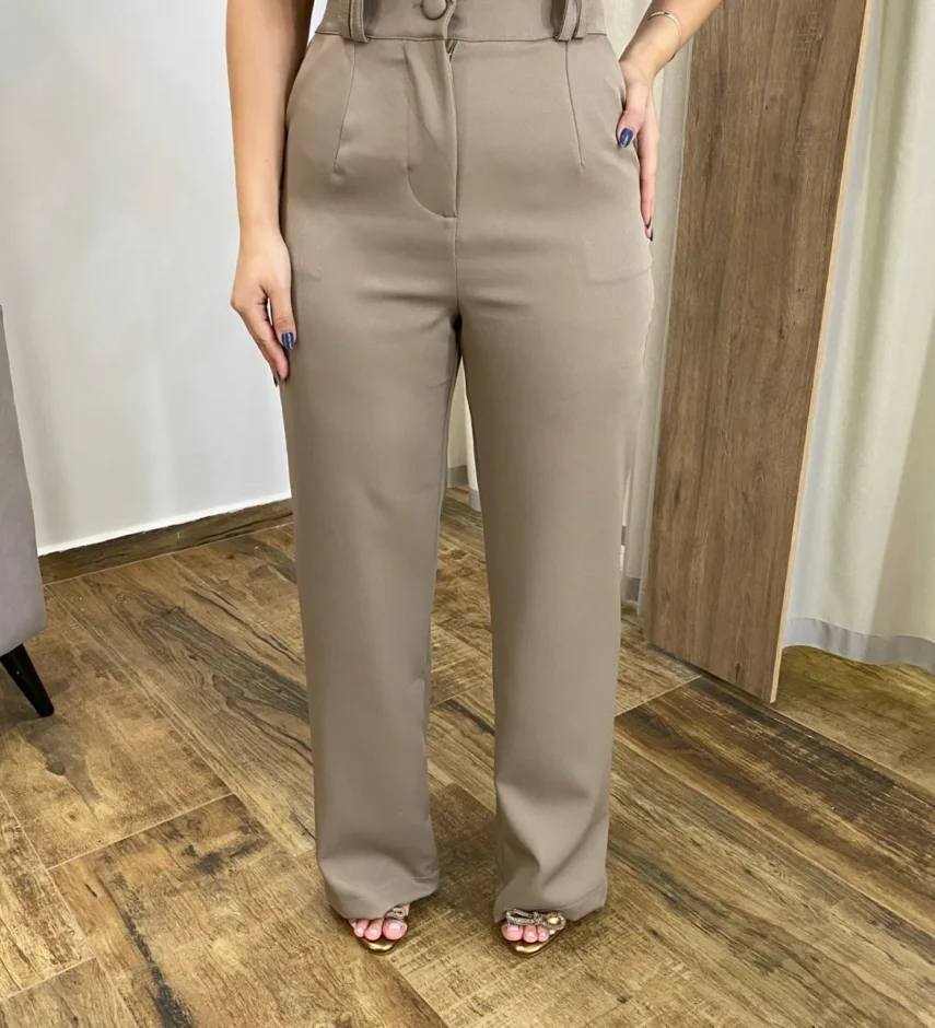 Calça Feminina Social Alfaiataria Reta com Botão Encapado Caqui - Fernanda Ramos Store