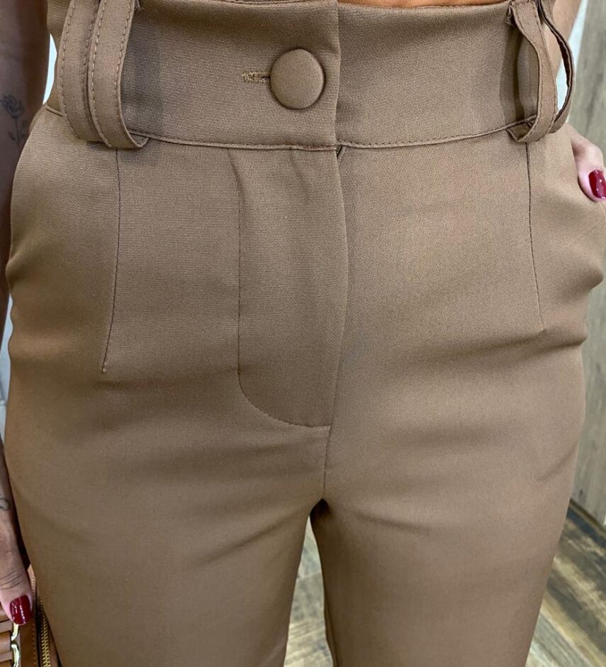 Calça Feminina Social Alfaiataria Reta com Botão Encapado Marrom - Fernanda Ramos Store