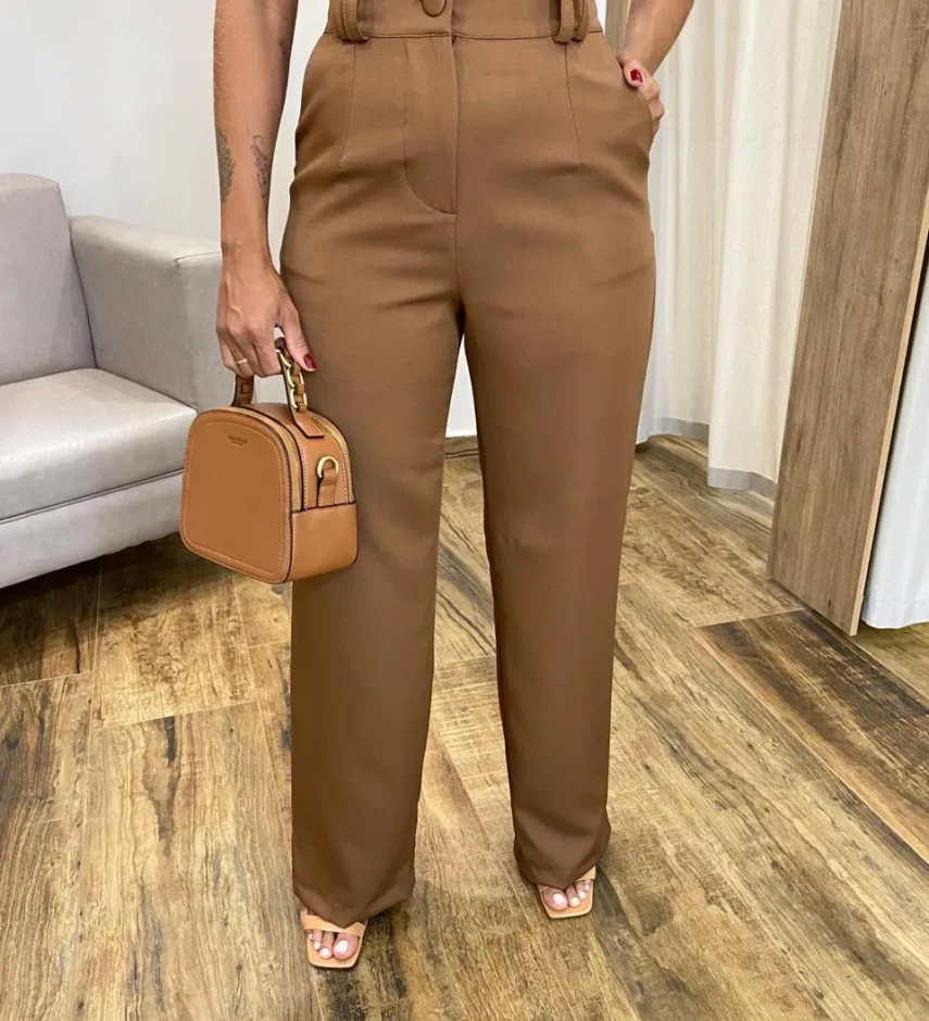 Calça Feminina Social Alfaiataria Reta com Botão Encapado Marrom - Fernanda Ramos Store