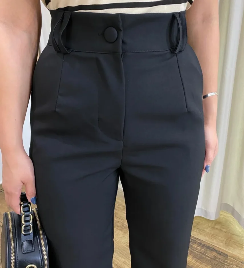 Calça Feminina Social Alfaiataria Reta com Botão Encapado Preta - Fernanda Ramos Store