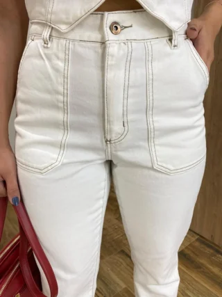 Calça Jeans Feminina Mom Off White com Bolsos - Fernanda Ramos Store