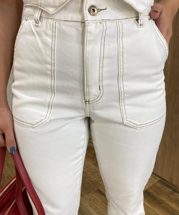 Calça Jeans Feminina Mom Off White com Bolsos - Fernanda Ramos Store