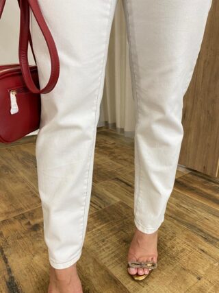 Calça Jeans Feminina Mom Off White com Bolsos - Fernanda Ramos Store