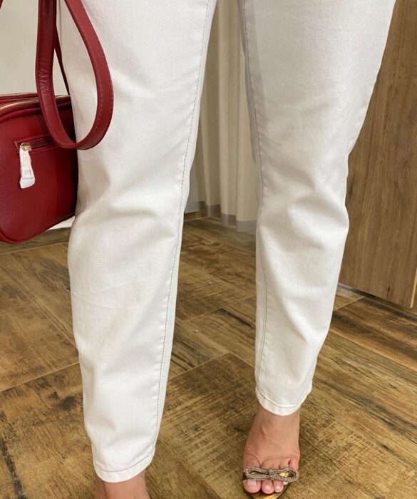 Calça Jeans Feminina Mom Off White com Bolsos - Fernanda Ramos Store