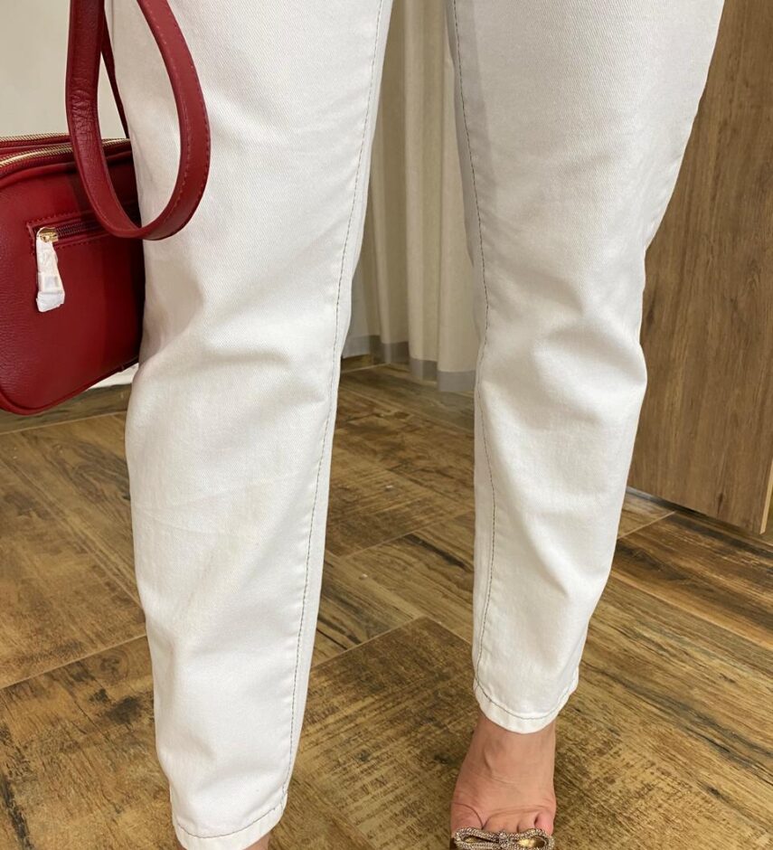 Calça Jeans Feminina Mom Off White com Bolsos - Fernanda Ramos Store