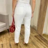 Calça Jeans Feminina Mom Off White com Bolsos - Fernanda Ramos Store