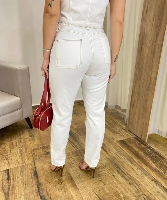 Calça Jeans Feminina Mom Off White com Bolsos - Fernanda Ramos Store