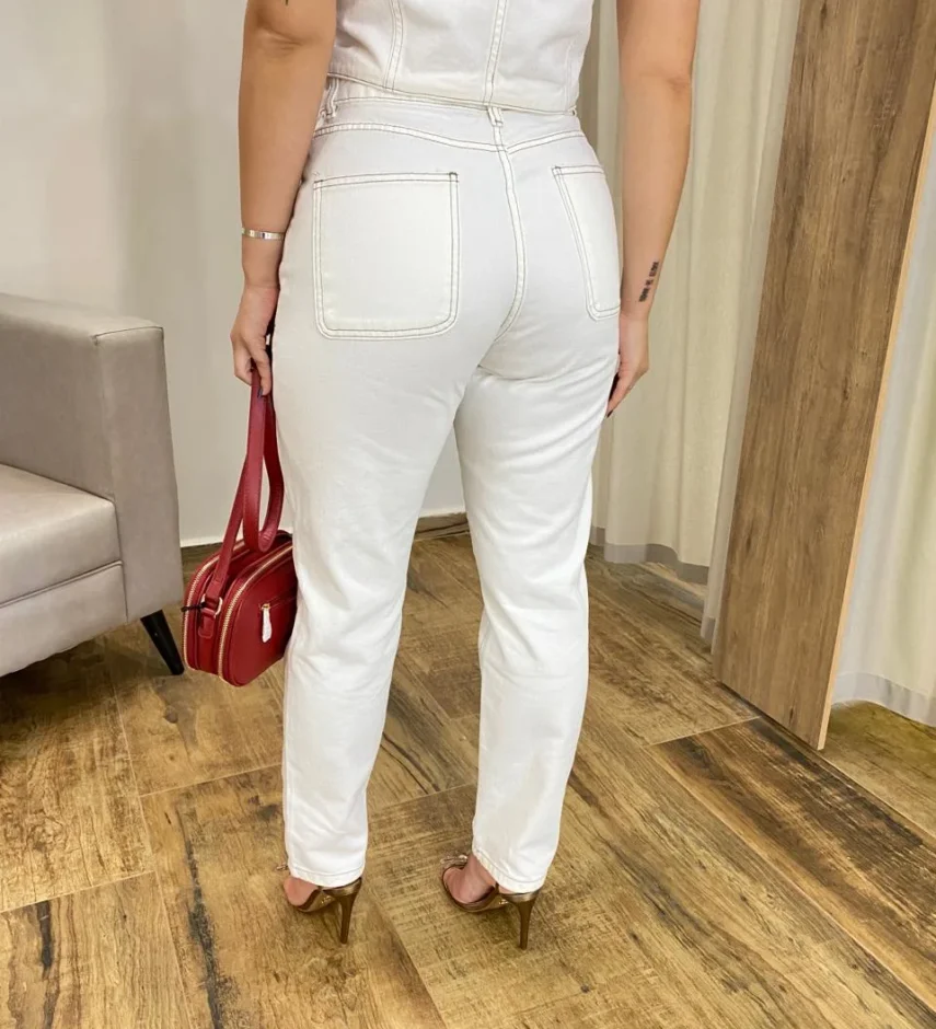 Calça Jeans Feminina Mom Off White com Bolsos - Fernanda Ramos Store
