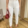 Calça Jeans Feminina Mom Off White com Bolsos - Fernanda Ramos Store