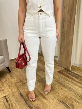 Calça Jeans Feminina Mom Off White com Bolsos - Fernanda Ramos Store